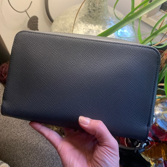 Auth. Michael Kors leather LG phone/card wristlet - Picture 7 of 13